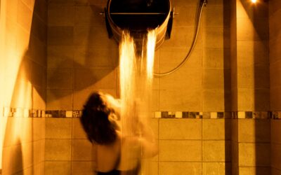 Les bienfaits du bucket shower : une expérience revigorante pour l’organisme